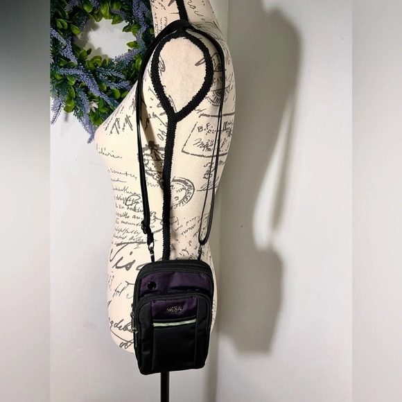 SBS, adjustable, Crossbody, 3 zip compartment, one pouch, belt loop and back 5x8 - Picture 4 of 10